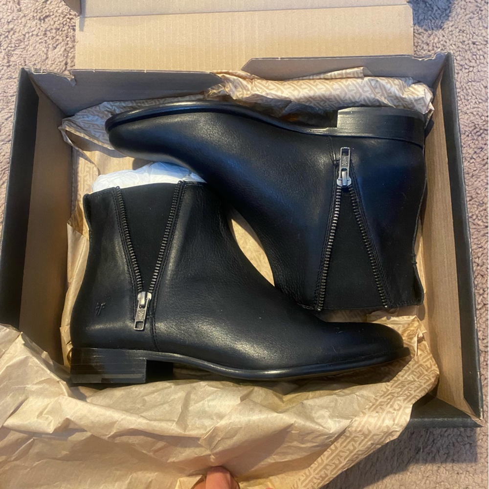 NEVER WORN Frye Chelsea Boots